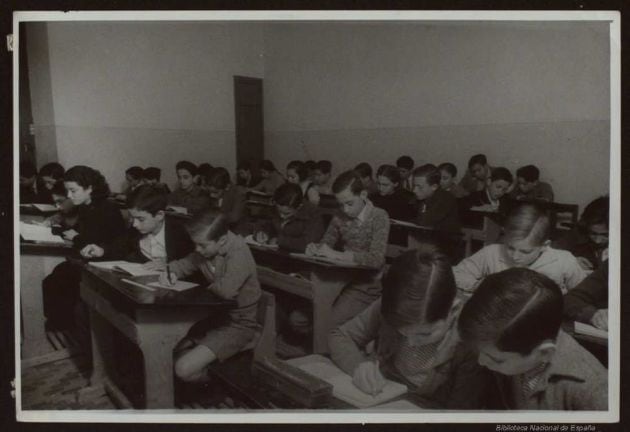 Niños en un aula. Foto España: Albero y Segovia (1936-1939).