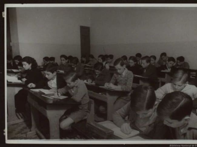 Niños en un aula. Foto España: Albero y Segovia (1936-1939).