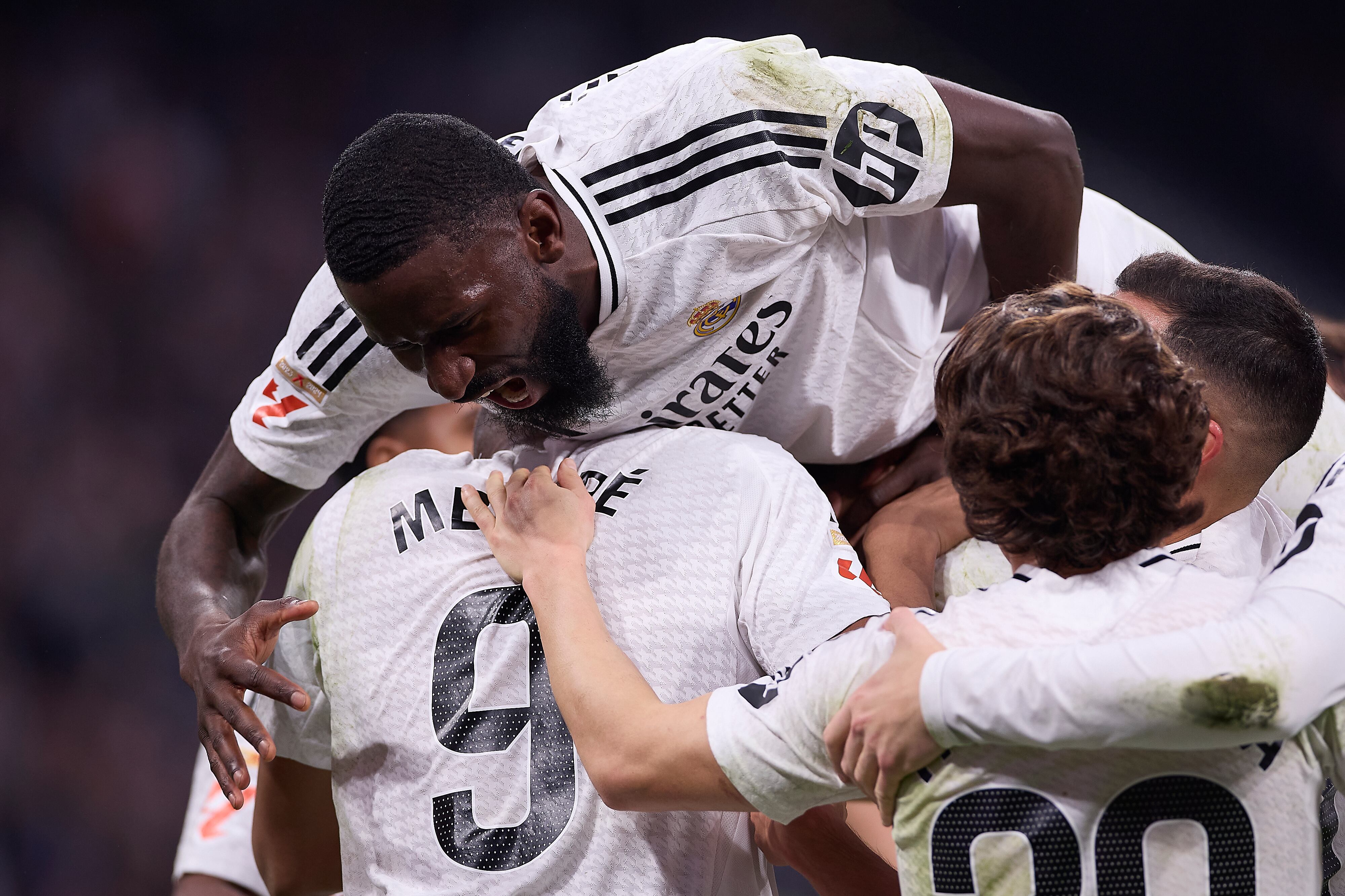 Rüdiger celebra un gol con Mbappé