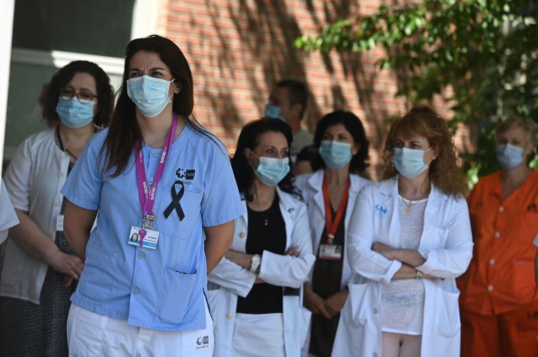 Sanitarios del Hospital de Alcalá de Henares guardan un minuto de silencio en memoria de las víctimas del coronavirus