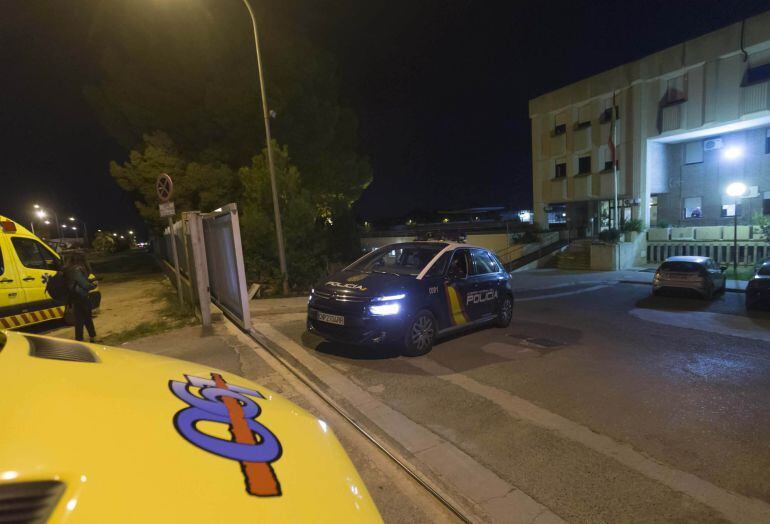 Entre diez y quince inmigrantes se han fugado esta noche del Centro de Internamiento de Extranjeros de la pedanía murciana de Sangonera la Verde, tras protagonizar un motín en el que han resultado heridos tres agentes de la Policía Nacional