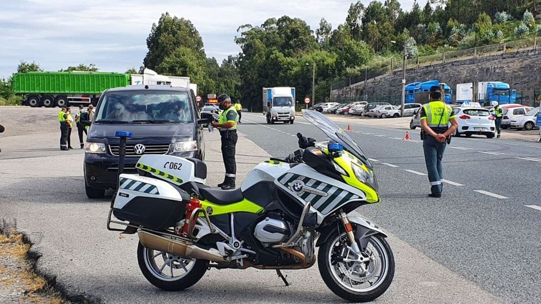 Campaña nacional de la DGT para el control del consumo de alcohol y drogas al volante. El Subsector de Tráfico de Pontevedra instaló esta mañana un dispositivo especial en la N-550