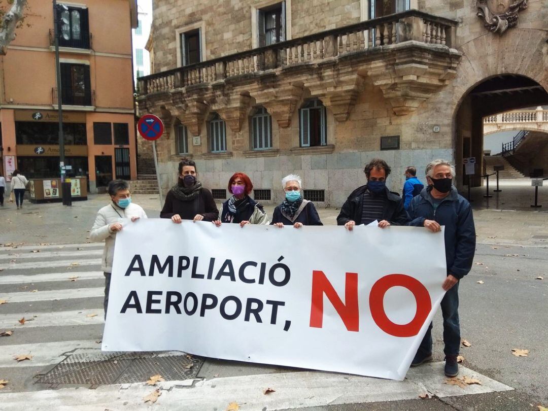 Concentración frente al TSJIB de la Plataforma contra la ampliación del Aeropuerto de Palma.