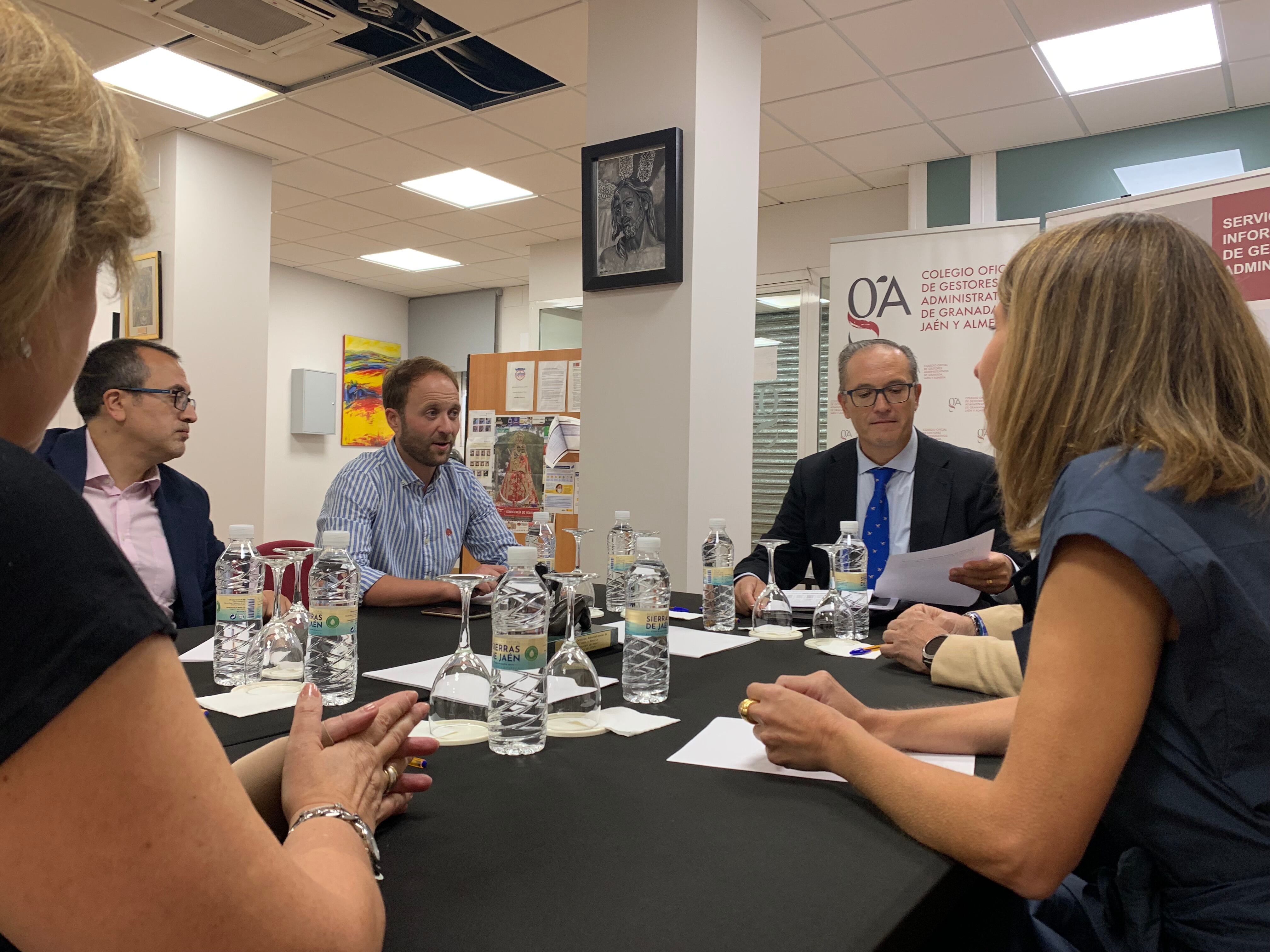 El presidente provincial del PP, Erik Domínguez (segundo por la izquierda) junto al delegado provincial del Colegio Oficial de Gestores Administrativos, Blas Ogáyar ( a su izqda).