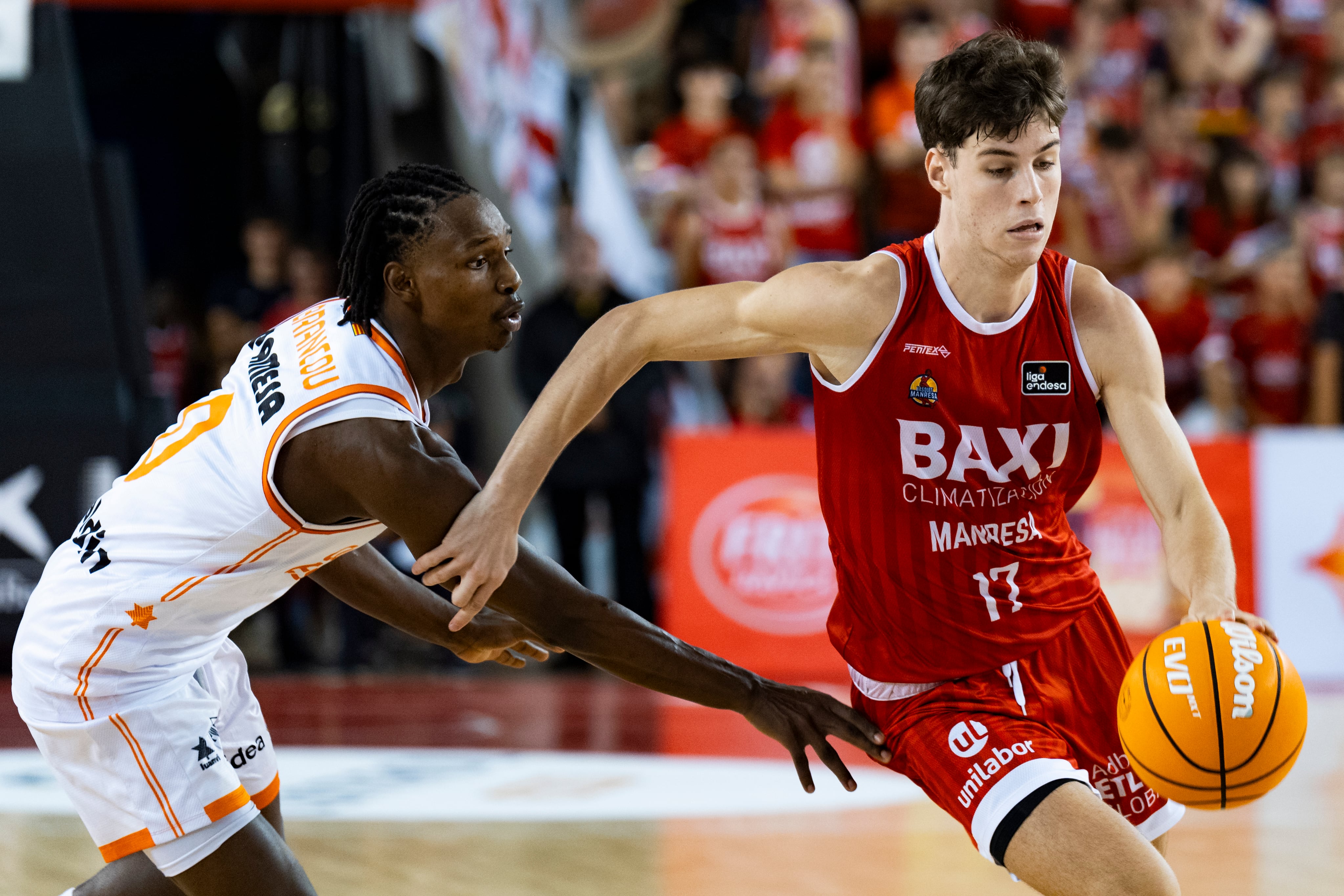 BARCELONA, 28/09/2024.- El base español del Baxi Manresa Mario Saint-Supéry (d) es defendido por el escolta senegalés del Valencia Basket Brancou Badio durante el encuentro de la jornada 1 de la Liga Endesa entre el Baxi Manresa y el Valencia Basket, disputado este sábado en el Pabellón Nou Congost de Manresa. EFE/Siu Wu
