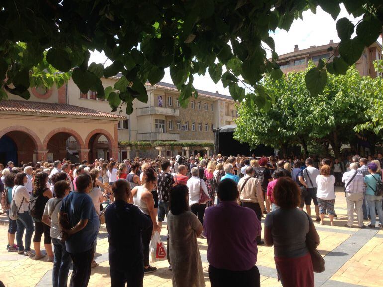 Los vecinos de Huarte han secundado en gran número la concentración contra la violencia de género