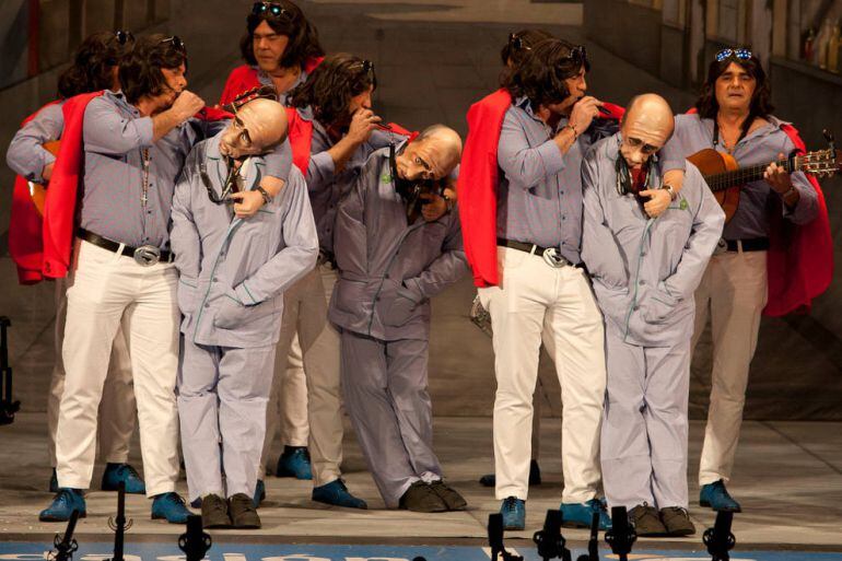 La chirigota de El Selu durante la final del Concurso del Falla.