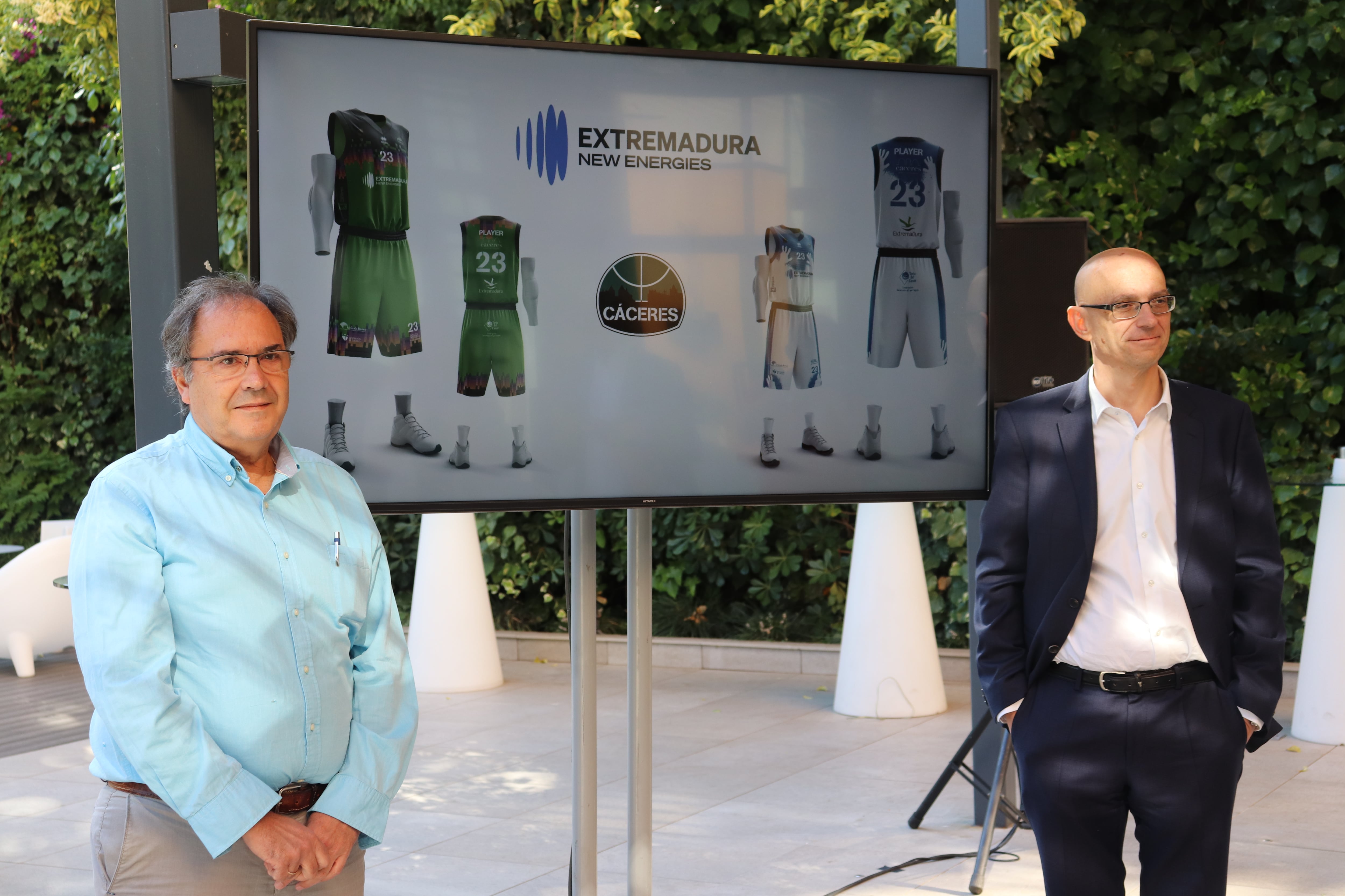 Presentación del acuerdo de patrocinio entre el Cáceres Ciudad del Baloncesto y Extremadura New Energies