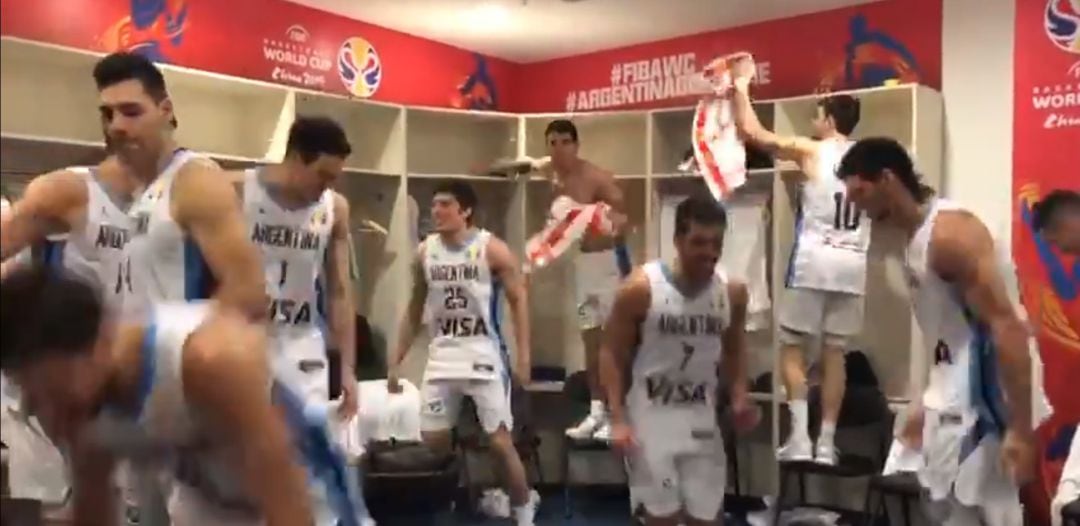 Los jugadores argentinos festejan la victoria ante Serbia en el Mundial de baloncesto