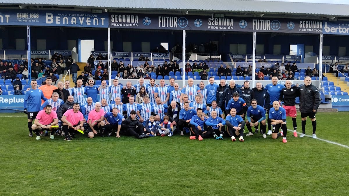 Homenaje al fotógrafo Solroca en un partido de veteranos entre el CD Alcoyano y el Hércules CF