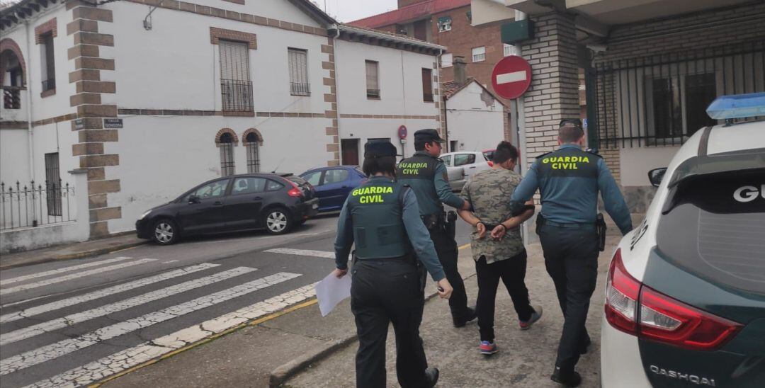 Tres agentes de la Guardia Ciivil detienen al tercer atracador múltiple en Casas de Miravete (Cáceres).