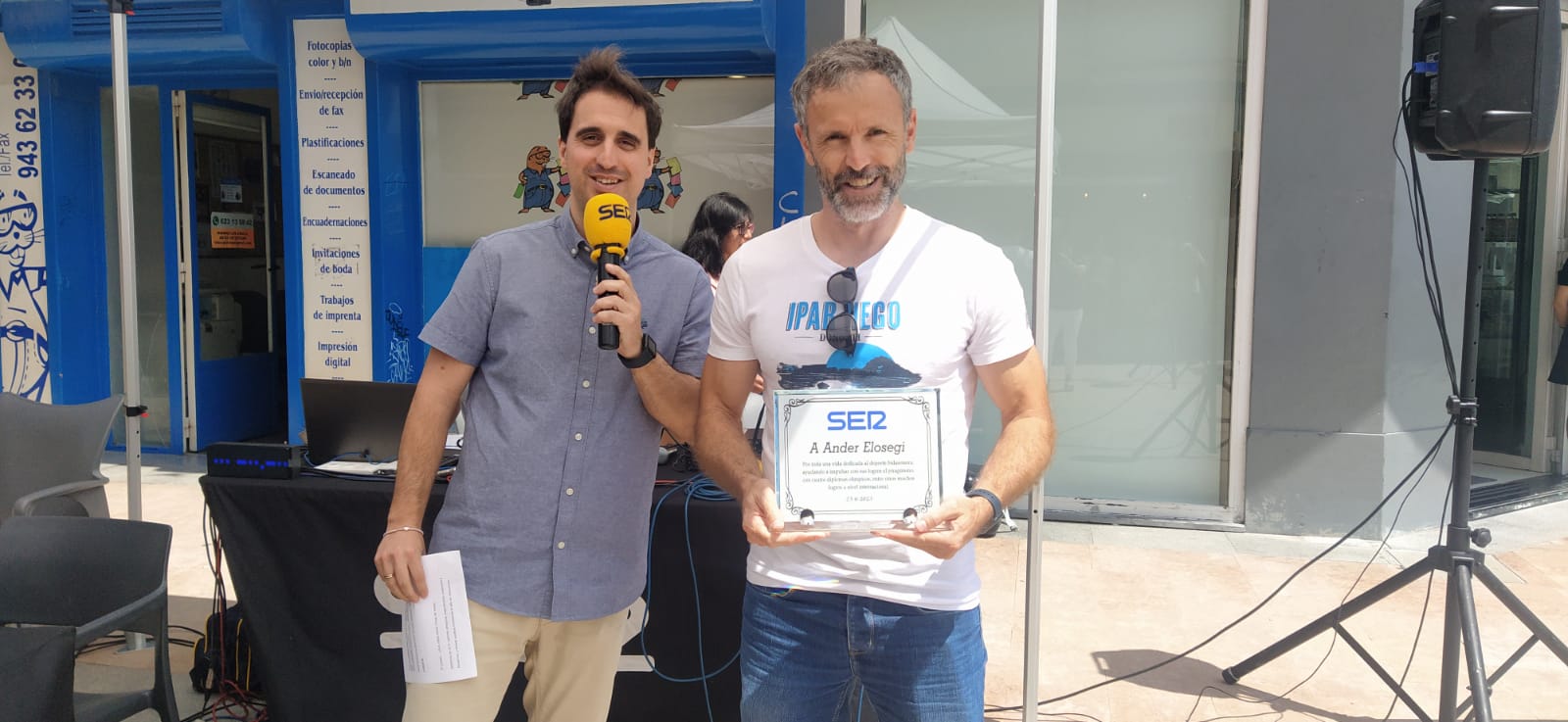 Xabi Taberna recibe el premio en nombre de Ander Elosegi.