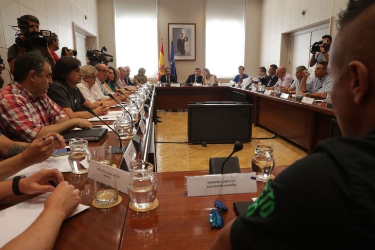  El secretario de Estado de Infraestructuras, Transporte y Vivienda, Pedro Saura, durante la reunión con las principales asociaciones del sector del taxi 