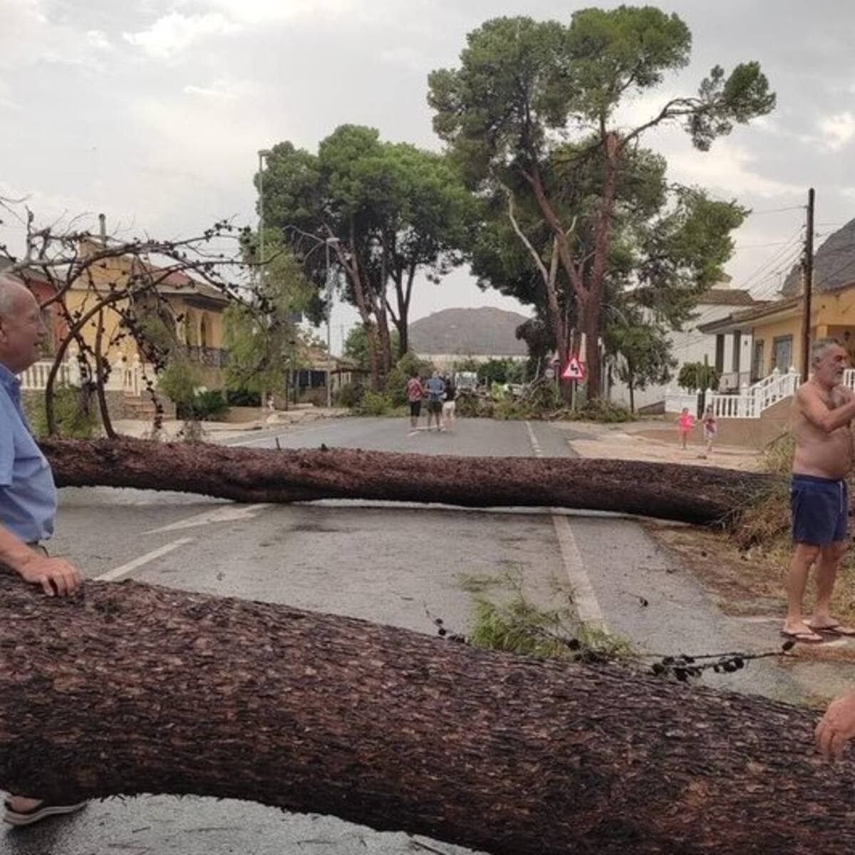 Un espectacular reventón térmico en Alicante deja incidencias, carreteras cortadas y clases canceladas