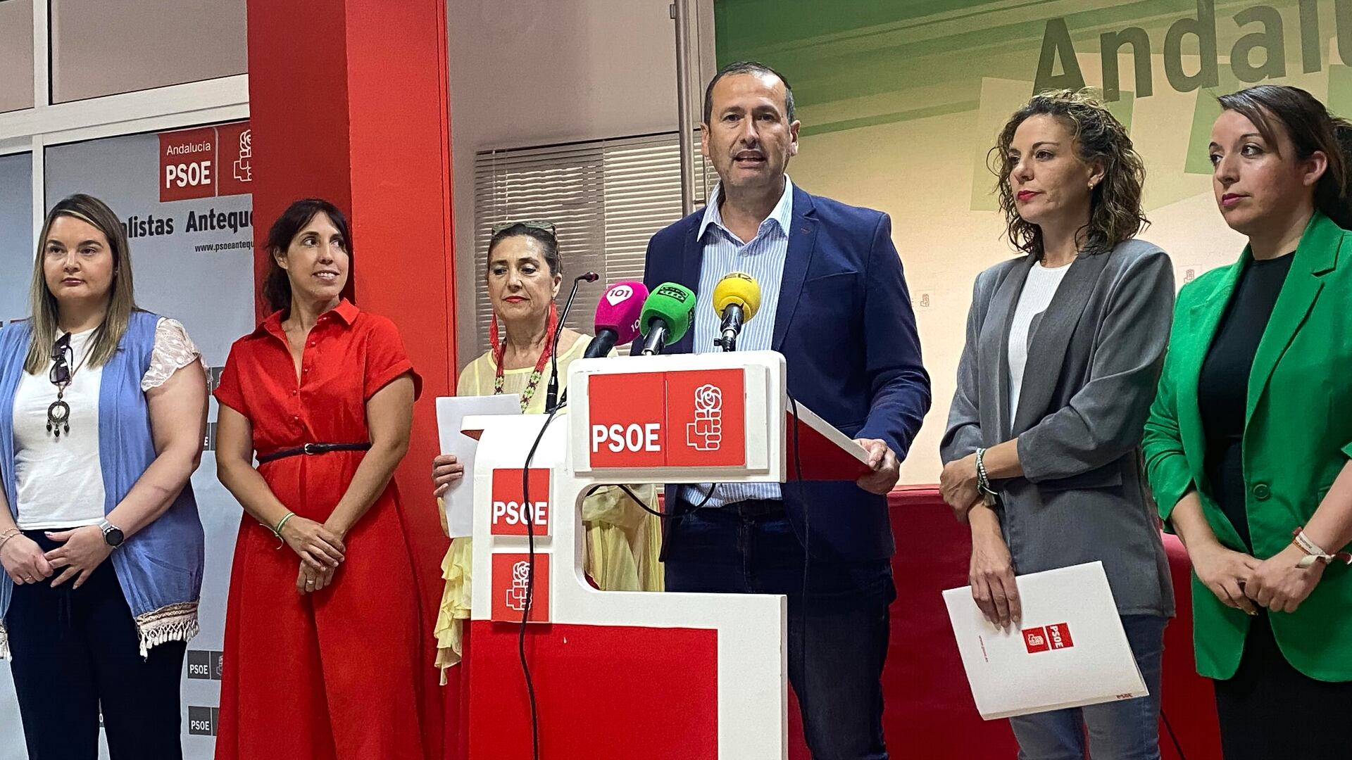 Dirigentes del PSOE ofrecen una rueda de prensa en la sede del partido en Antequera
