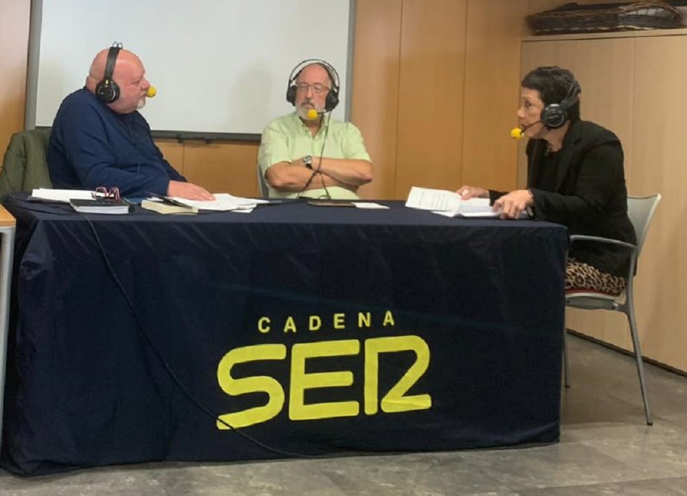 Juan Miguel Menéndez, director de la Biblioteca de Asturias (centro) y Ruth Bousoño (derecha)