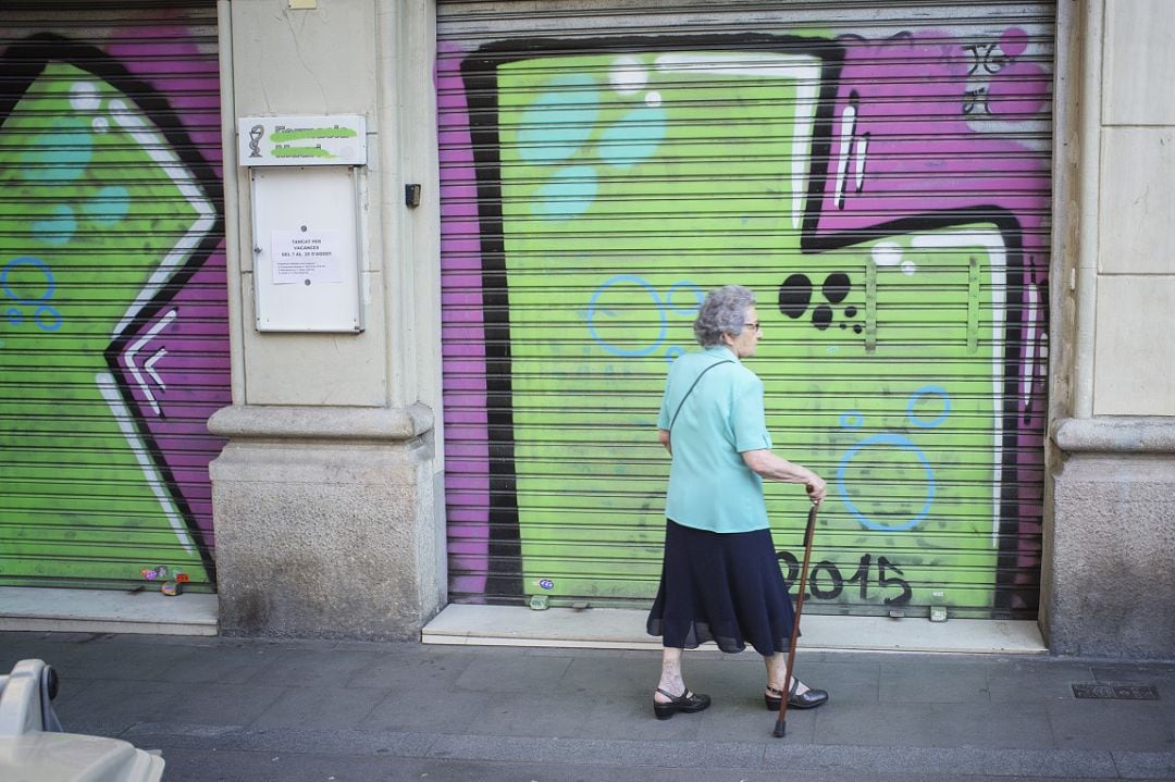 Una mujer camina por la calle, en una imagen de archivo.