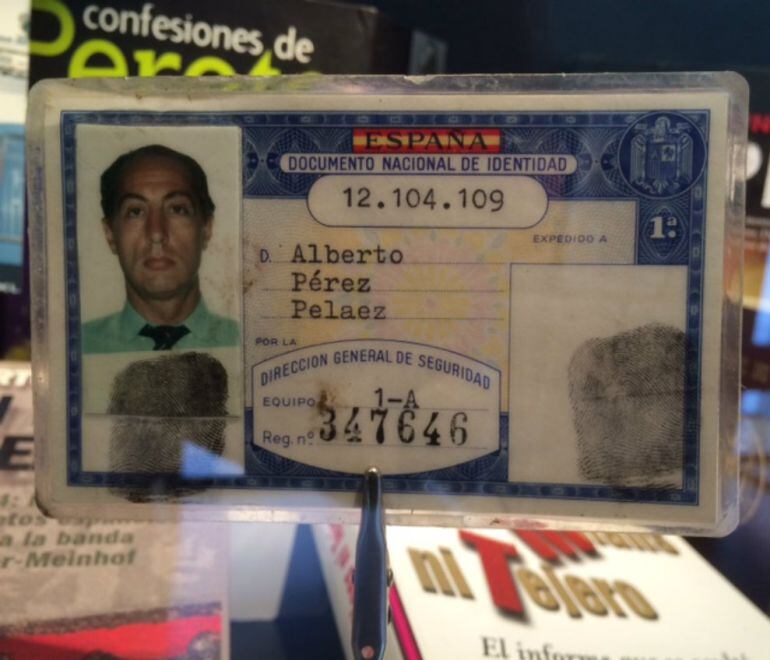 Carnet falso de Perote (Museo del espionaje)