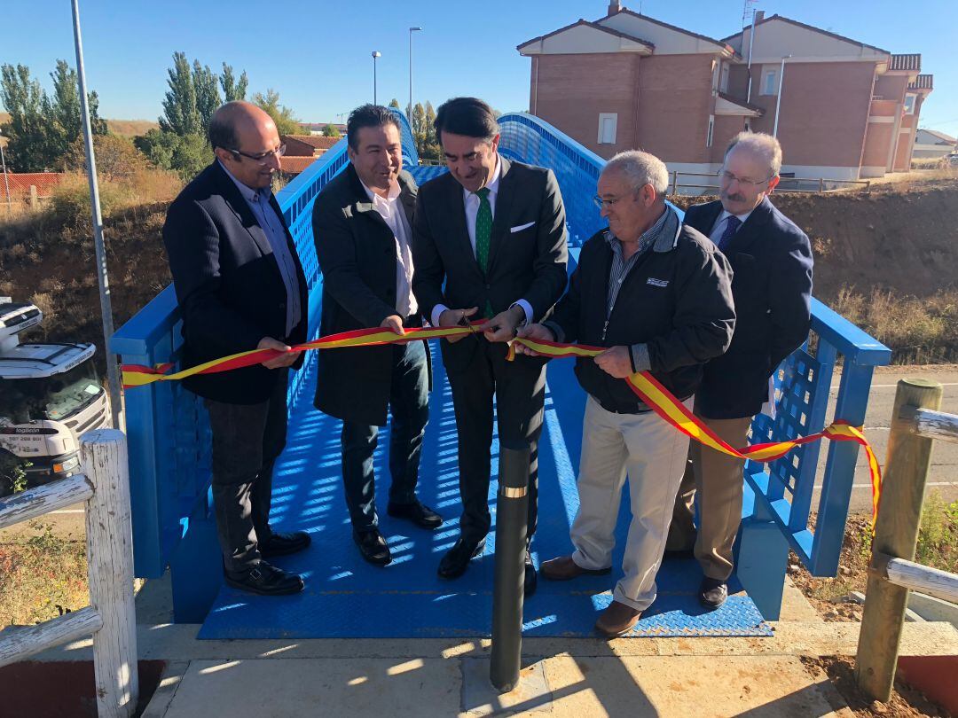 El consejero de Fomento corta la cinta inaugural de la nueva pasarela peatonal de Ardoncino 