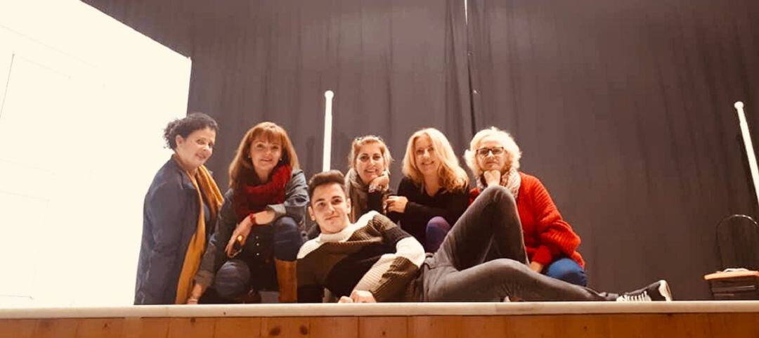 Algunas de las participantes en la obra de teatro