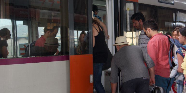Passatgers pujant a un tren de rodalies, en una imatge d'arxiu.