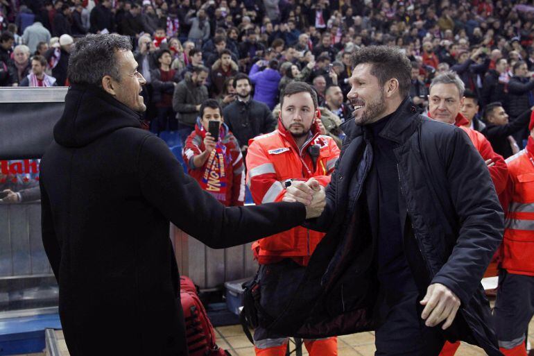 Los entrenadores del FC Barcelona Luis Enrique (i) y del Atlético de Madrid Diego Simeone se saludan al inicio del partido de ida de semifinal de la Copa del Rey que disputan hoy en el estadio Vicente Calderón de Madrid. EFE/Kiko Huesca