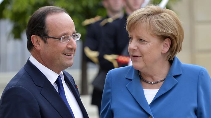 El presidente francés Francois Hollande y la canciller alemana Angela Merkel atienden a los medios tras un encuentro en el palacio del Eliseo en París en junio