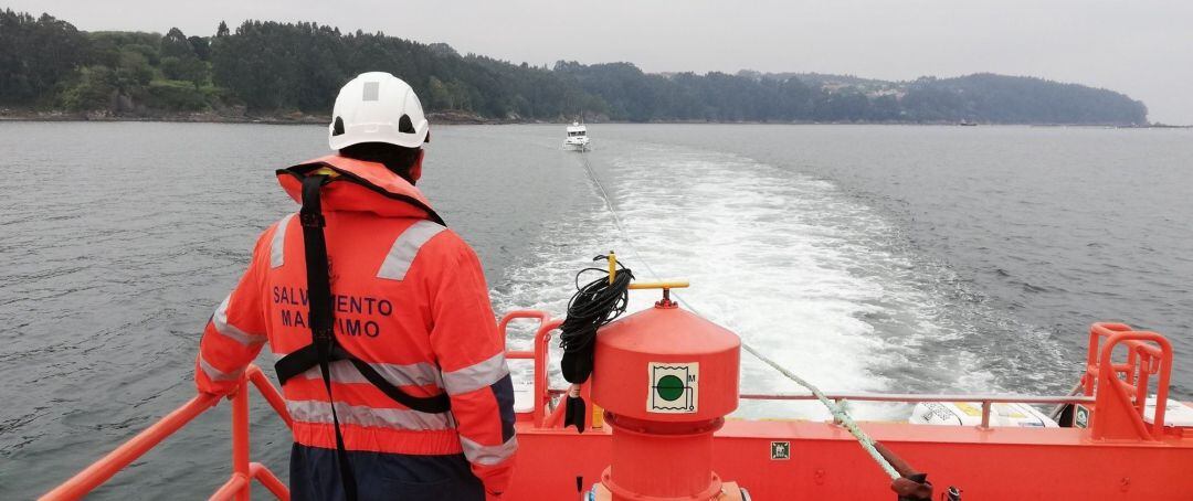 Salvamento remolca una embarcación a la deriva frente al espigón de Sada 