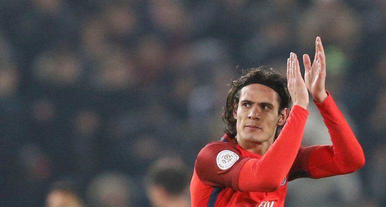 Cavani aplaude al público parisino