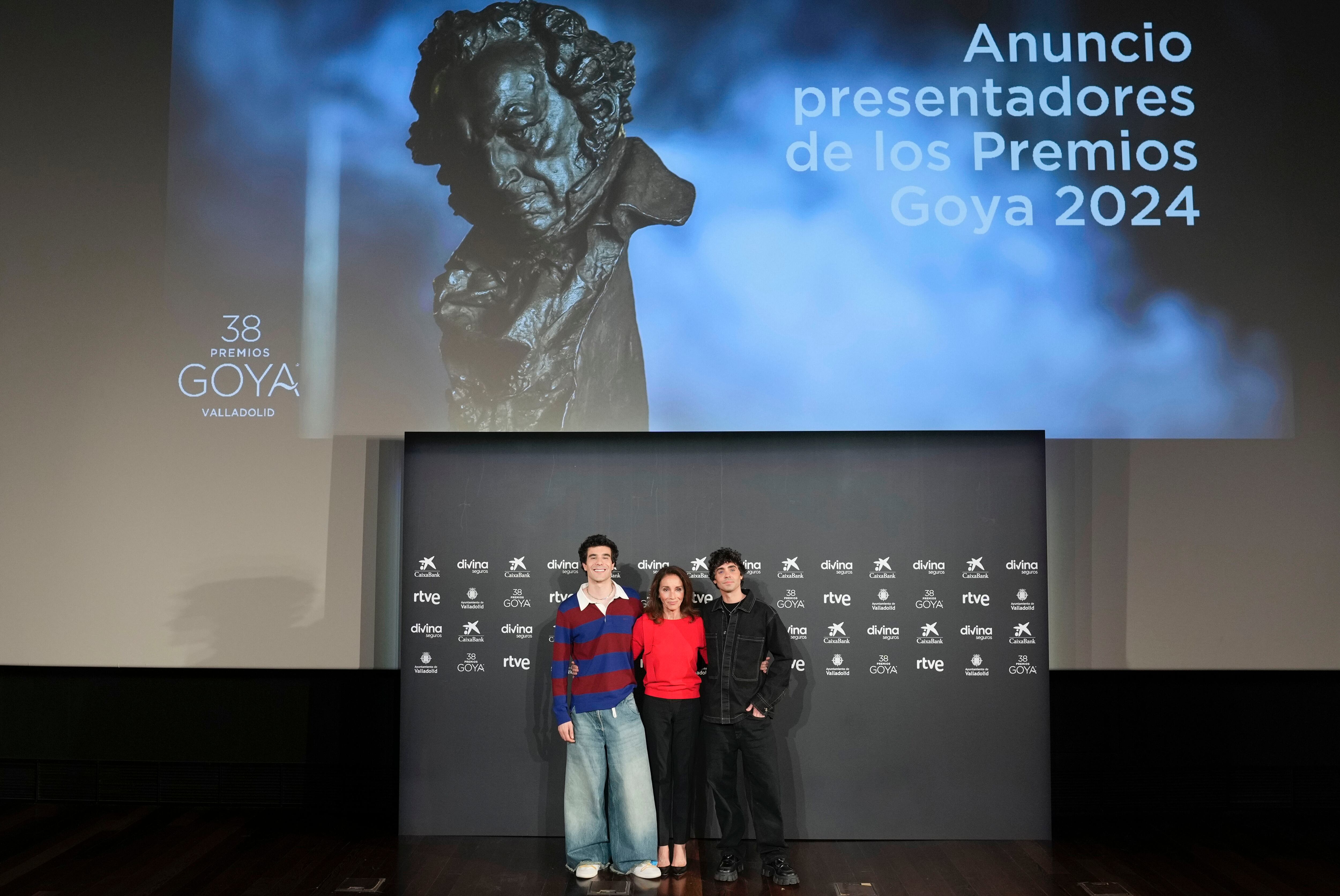 MADRID, 30/10/2023.- Los directores y guionistas Javier Calvo y Javier Ambrossi, y la actriz y cantante Ana Belén serán los presentadores de la 38 edición de los Premios Goya que se celebrarán en Valladolid el 10 de febrero de 2024. EFE/ Borja Sanchez-Trillo
