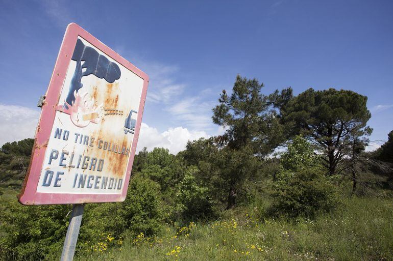 Cartel que advierte del peligro de arrojar colillas