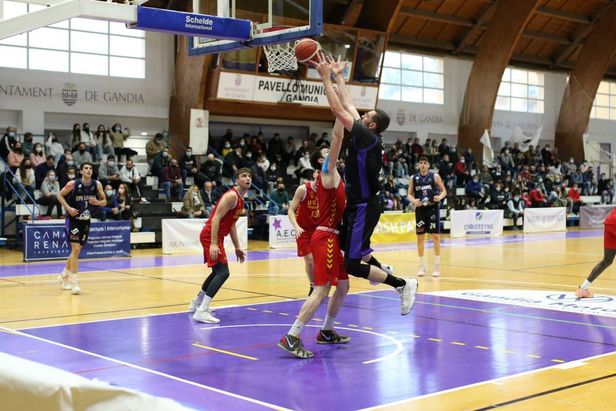 Alejandro Vera lucha un rebote en el partido ante UCAM Murcia B