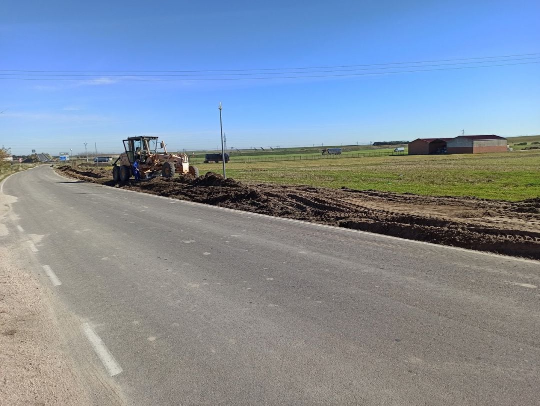 Se han inciado en Ataquines las obras de un itinerario peoatonal que tendrá otras dos fases