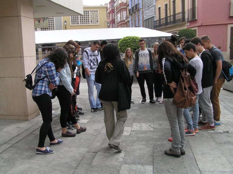 Jóvenes en un momento de la ruta paleourbana