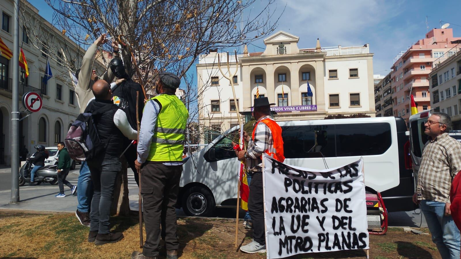 Agricultores durante la protesta ante Subdelegación del Gobierno en Alicante