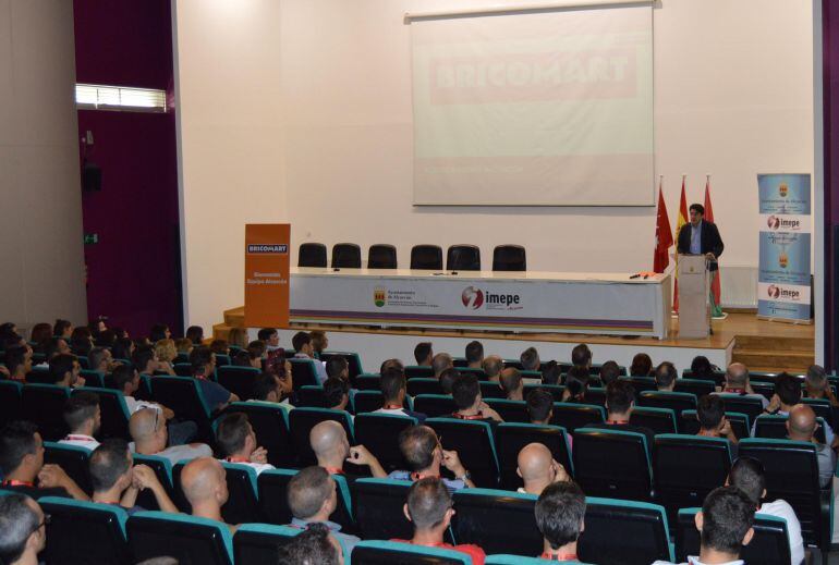 El alcalde de Alcorcón, David Pérez, da la bienvenida a los nuevos trabajadores de Bricomart