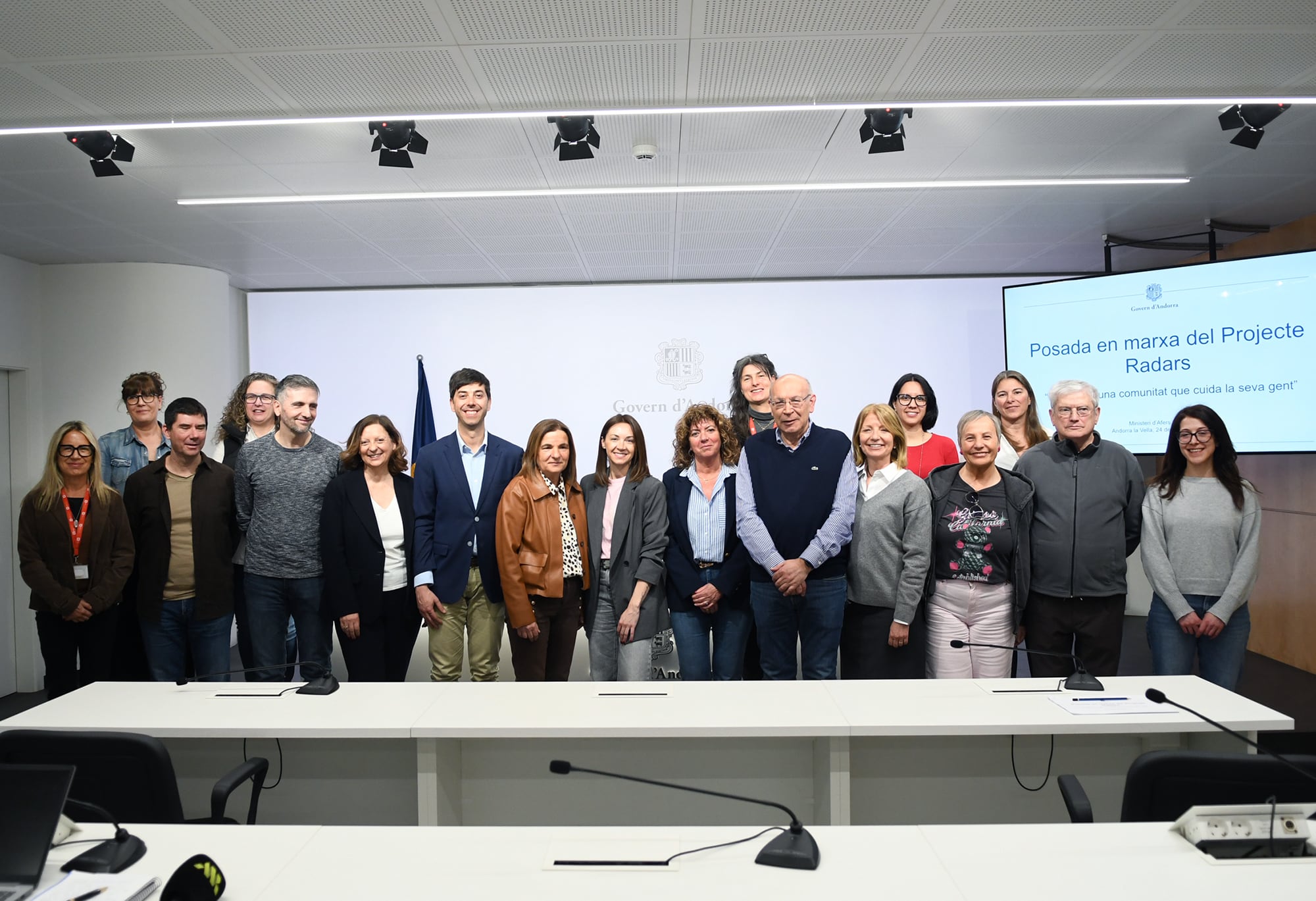Foto de família de les entitats i institucions que participen al projecte Radars per prevenir la soledat no desitjada de les persones grans