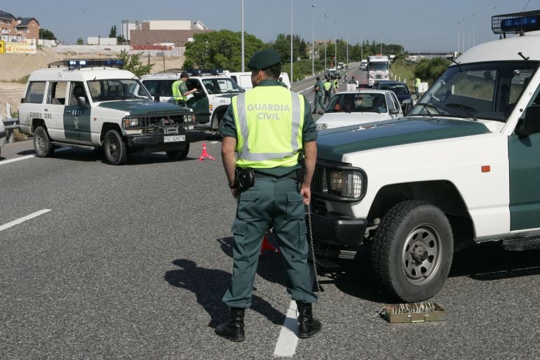 Imagen de archivo de una patrulla de la Guardia Civil durante un control de carretera