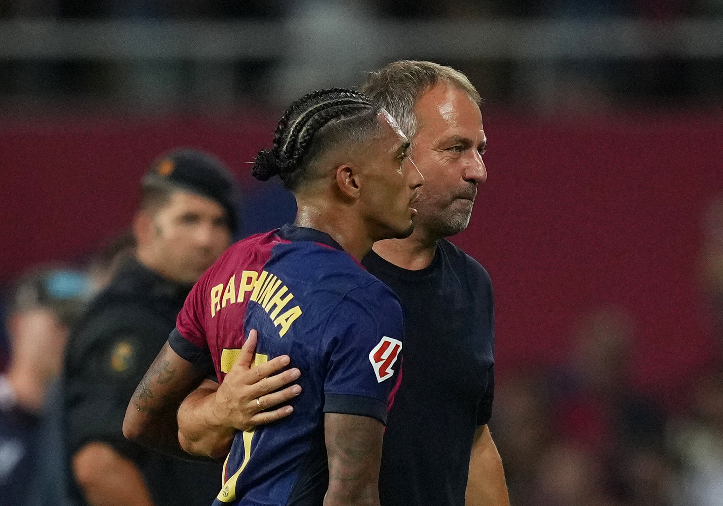 Raphinha y Hansi Flick se saludan durante un partido del FC Barcelona
