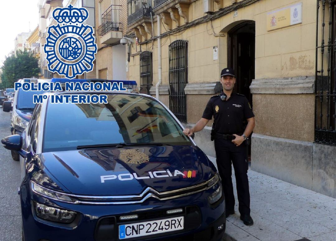 En la foto, el policía nacional que logró salvar la vida del pequeño de solo nueve meses