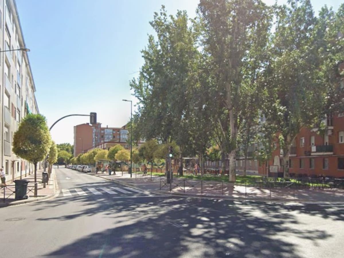 Un accidente entre vehículos en un cruce de Valladolid deja dos personas atropelladas