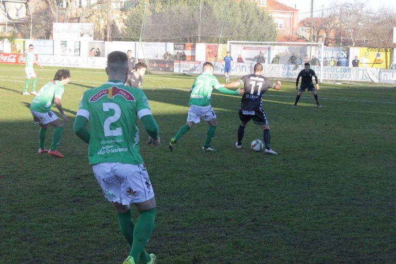 Diego Peláez pugna por un balón ante un contrario