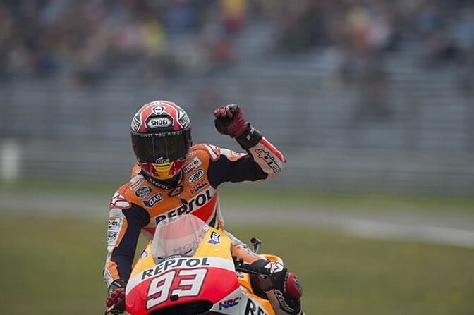 Marc Márquez celebra su victoria en Assen