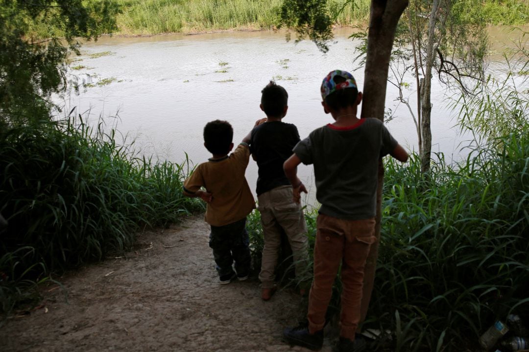 Niños migrantes procedentes de Centor América, frente al Río Bravo, cerca del puente internacional Brownsville-Matamoros (Tamaulipas, México).