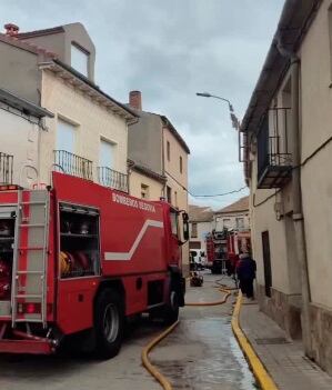 Los bomberos de Segovia intervienen en el incendio de una vivienda en Bernardos
