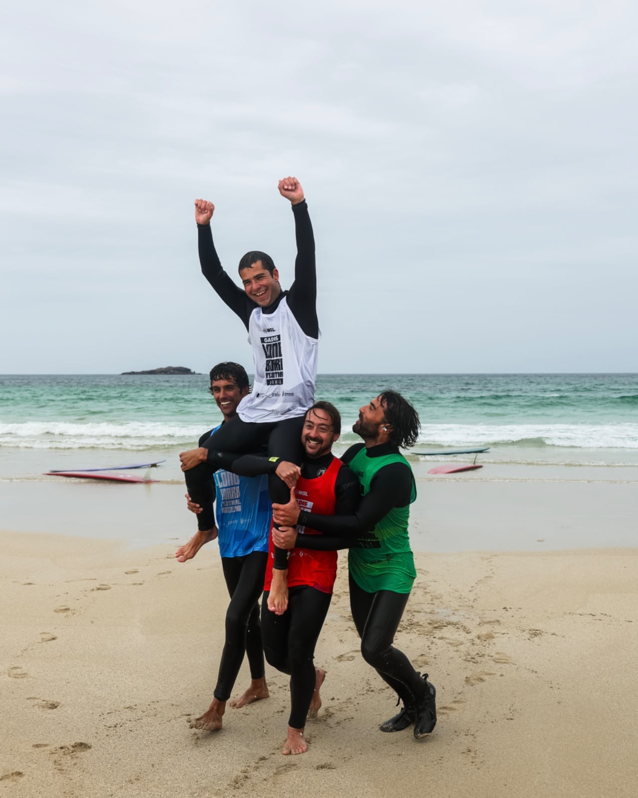 Iago Formosel celebra su triunfo (foto: Classic Surf Pro)