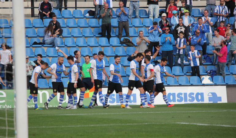 Los jugadores del Hércules celebran un gol