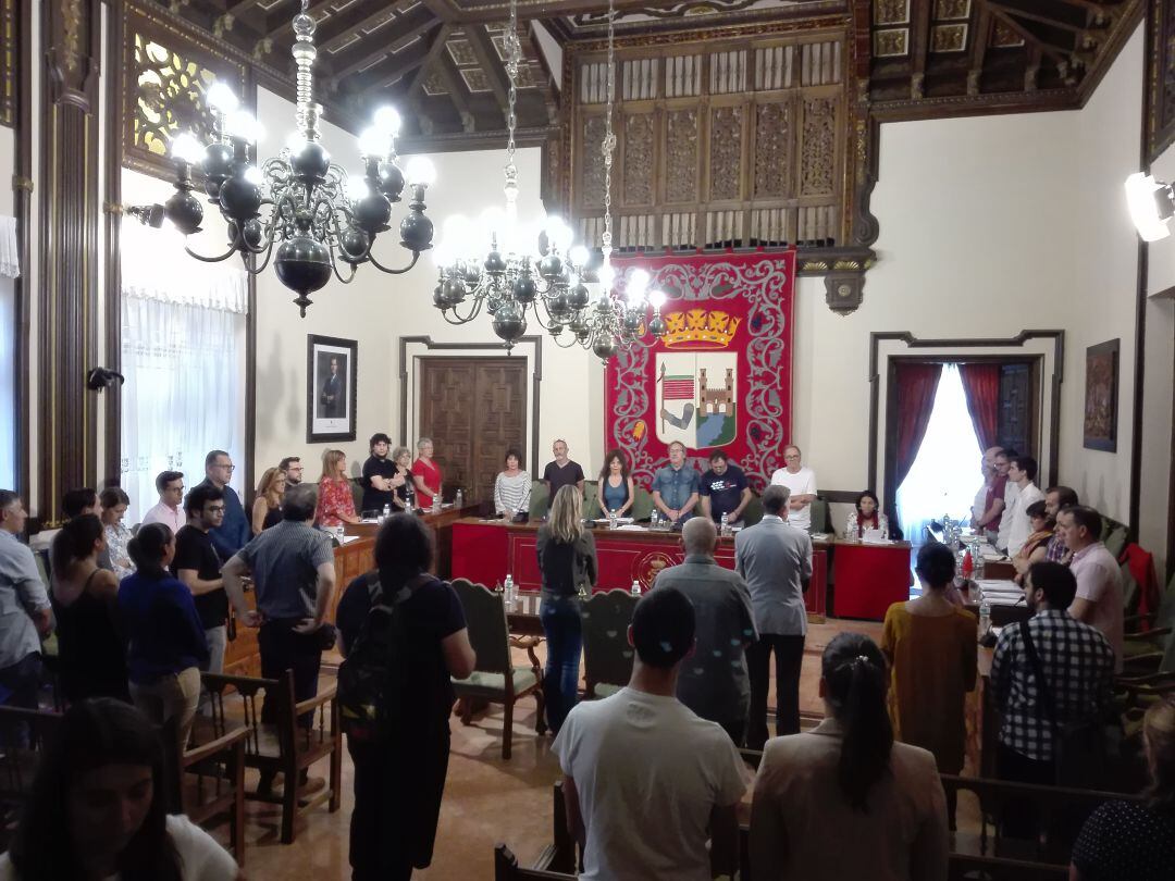 Minuto de silencio en el salón de plenos del Ayuntamiento de Zamora