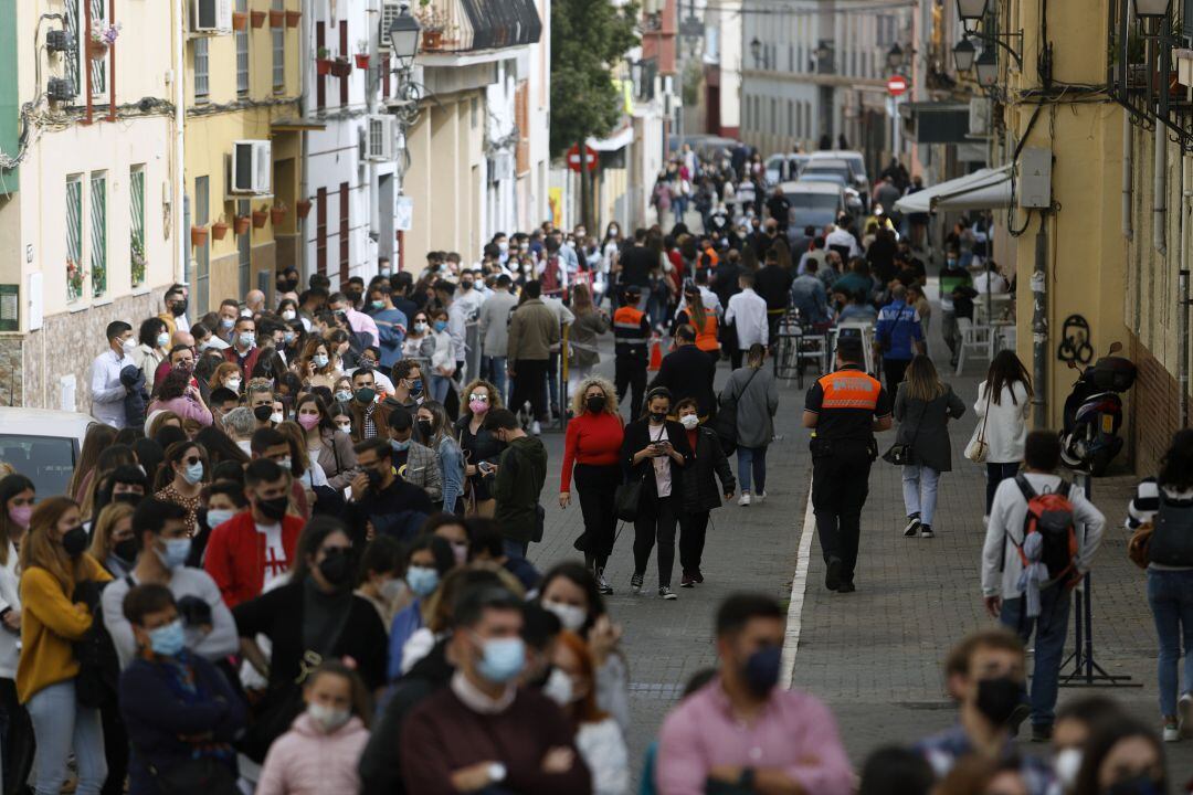 Varias personas esperan su turno para venerar a Jesús Cautivo y María Santísima de la Trinidad en su casa hermandad ante la imposibilidad de procesionar por las calles por las restrcciones impuestas por la pandemia