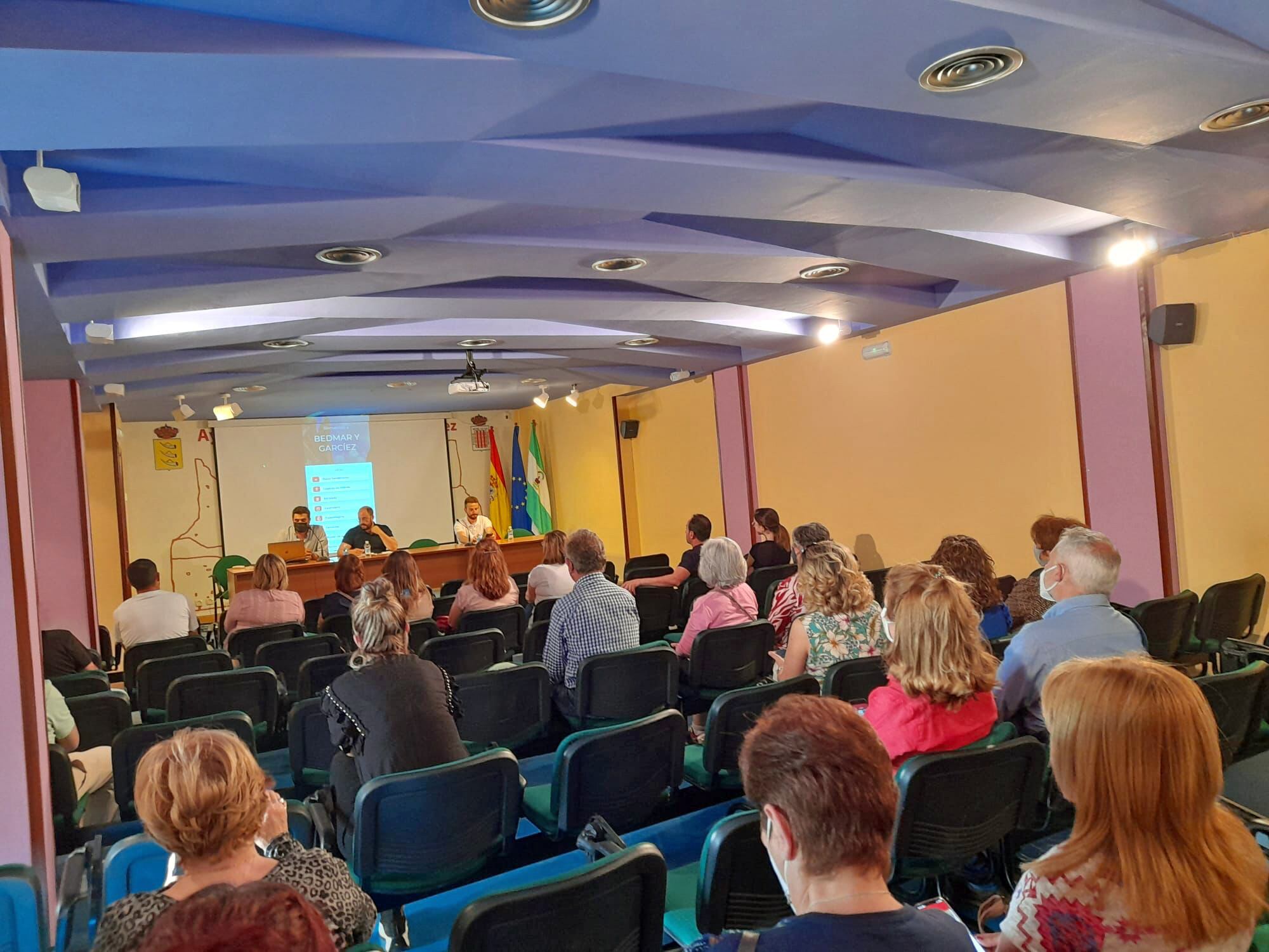 Momento de la presentación con el público asistente